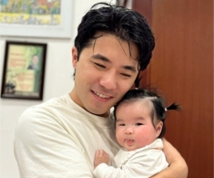 Cháu ngoại NSƯT Xuân Hinh vài tháng tuổi đã tóc nhiều “đầy đầu”, vẻ ngoài đáng yêu nhưng “chẳng giống mẹ tẹo nào”