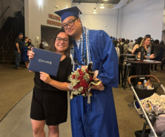 Cháu ngoại Phi Nhung đến dự lễ tốt nghiệp của bố, chàng rể Việt kiều nay là niềm tự hào của gia đình