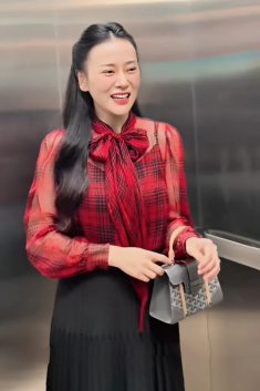 Chiếc túi hơn trăm triệu đồng được Phương Oanh tích cực lăng xê