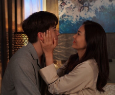 Chồng cũ đến thăm con, tôi mời anh ở lại ăn tối, thấy cảnh trong phòng tắm tôi liền lao vào ôm anh