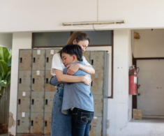 Chồng cũ đưa con trai 6 tuổi đi du lịch, về con đưa tôi sổ tiết kiệm 2 tỷ và nói 5 từ