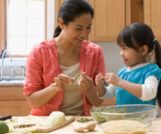 Chồng quyết không để vợ đón mẹ kế đến sống cùng, tôi chỉ vào bố chồng nói một câu làm anh cứng họng