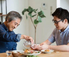 Chú út bán bò giúp tôi học đại học, bác cả có tiền không cho mượn nhưng 15 năm sau tôi cảm ơn bác