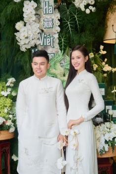 Cô dâu Đỗ Hà mặc áo dài có ý nghĩa đặc biệt, chồng Tổng giám đốc đeo đồng hồ có giá hơn tỷ