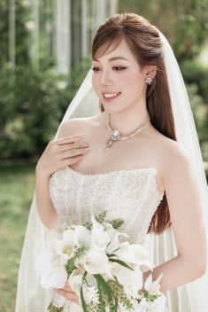 Cô giáo hot nhất MXH Âu Hà My bất ngờ tung ảnh cưới lần 2 xinh như búp bê, danh tính chú rể là ẩn số