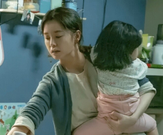 Con gái 3 tuổi ngủ với ông nội không bao giờ quấy khóc, đêm đó tôi hé cửa xem rồi sững sờ