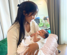 Con gái H‘Hen Niê chưa tròn 1 tháng tuổi tay chân đã “dài ngoằng”, diện mạo xinh yêu chuẩn gen hoa hậu