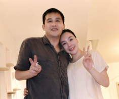 Con trai 2 tuổi của Hồ Quỳnh Hương hành động bất ngờ tặng bố mẹ, vợ chồng nữ ca sĩ khoe vẻ giản dị trong biệt thự