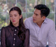 Con trai đưa cho một thẻ ngân hàng, kiểm tra tiền bên trong, tôi vội quỳ xuống trước chồng cũ