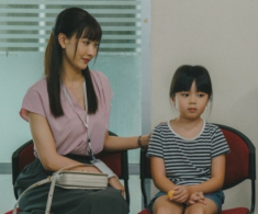 Cùng chồng cũ đưa con gái đi khai giảng, thấy màn hình điện thoại của anh sáng lên, tôi bật khóc như mưa