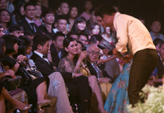 Cựu DV Thủy Tiên ‘chơi trội’ mua váy 400 triệu đồng tặng HH Pháp