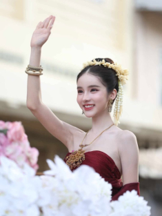 Danh tính cô gái xinh đẹp khiến dân mạng “đứng hình” trong lễ hội ở Thái Lan