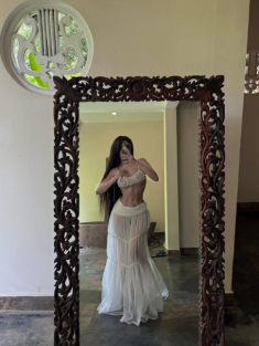 “Đệ nhất hot girl Sài thành” diện mốt lộ chân ngực, khoe vóc dáng siêu thực