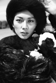 Diệu Huyền mặc kín bưng vẫn nóng rẫy trên cát