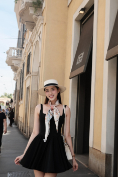 Đỗ Thị Hà khoe chân dài 1,11m khi diện váy ngắn dạo phố Milano