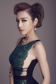 Elly Trần khoe thân hình hấp dẫn với váy áo táo bạo