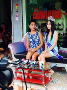 Hoa hậu nhặt rác suýt bị tước vương miện vì nói dối về học vấn