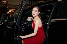 Hoàng Thùy Linh váy đỏ sexy, “kẹp”chặt Vĩnh Thụy