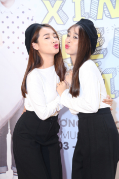 Hút fan rầm rầm nhưng Nhã Phương vẫn bị em gái ruột thẳng thừng chê sến