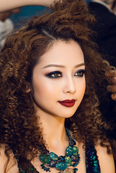 Jennifer Phạm tóc bạch kim, hóa cô đào bốc lửa trên sân khấu