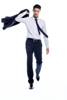 Johnny Trí Nguyễn phong cách với Aristino trên thảm đỏ