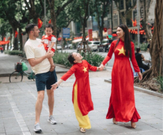 Khi mẹ bỉm Vbiz nuôi con lai Tây “chạy show”: Hà Anh chu toàn mọi thứ, Lan Phương cho ái nữ ti sữa ở trường quay