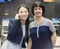 Khoảnh khắc 2 thế hệ “Đường lên đỉnh Olympia” gây sốt: “Huyền thoại” Tùng Chi hiếm hoi lộ diện, chuyện chồng con vẫn kín tiếng