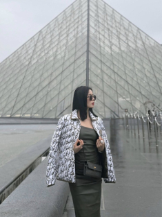 Không chơi style “giàu ngầm”, Lệ Quyên có hẳn bộ sưu tập áo khoác mặc lên là toát mùi tiền, xa xỉ thấy rõ