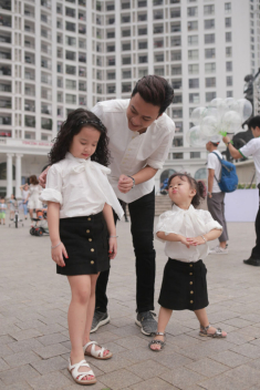 Không thể rời mắt với thời trang hè cực xinh của con gái Hồng Đăng, Hồng Nhung