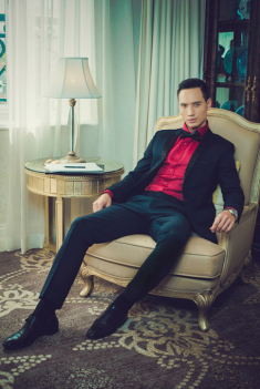 Kim Lý lại gây “thổn thức” khi mặc suit