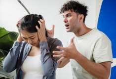 Lấy đồ giúp mẹ chồng, tôi tìm được cuốn sổ tiết kiệm 2 tỷ mà thất vọng về chồng