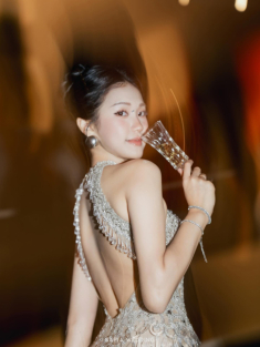 Loạt hình ảnh mới cực sang chảnh của vợ cầu thủ Đoàn Văn Hậu