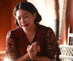 Lúc sắp lấy chồng, mẹ tiết lộ bí mật giấu gần 20 năm của bố dượng khiến tôi mất ngủ cả đêm