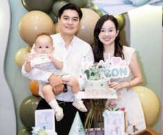 Ly Kute cùng chồng làm trong ngành công an dọn tiệc thôi nôi cho quý tử, em bé 1 tuổi giống hệt anh trai Khoai Tây