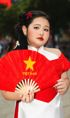 Mẫu nhí Dory Như tỏa sáng trong tà áo dài đỏ sao vàng mừng 2/9