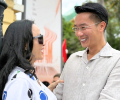 MC Hoa Thanh Tùng khoe ảnh hạnh phúc bên vợ quyền lực, con trai cao 1m9 làm “phó nháy” cho bố mẹ