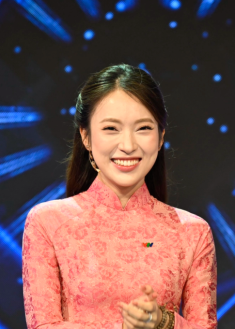 MC Khánh Vy dẫn chung kết Olympia năm 2025 gây sốt với vẻ đẹp tri thức