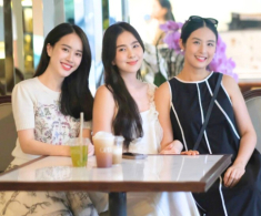 MC Mai Ngọc bế con trai về thăm ông bà nội ở Bắc Ninh, bên trong biệt thự nhà chồng lung linh như lâu đài