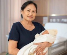 Mẹ chồng của H‘Hen Niê rạng rỡ ôm cháu nội mới sinh, ngày nào cũng chạy xe máy lên thăm