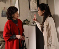 Mẹ chồng mắng tôi hám tiền trước nhiều người, tôi tức giận bỏ đi, bà đuổi theo mua dây chuyền vàng xin lỗi