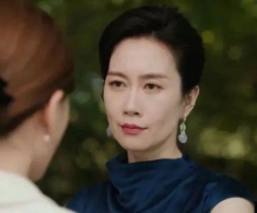 “Mẹ chồng” Triệu Lộ Tư khí chất “át vía” khiến khán giả “quên cách thở”: Đeo phỉ thuỷ 1.100 tỷ, ngoài đời U50 vẫn lẻ bóng