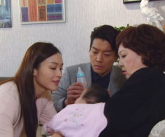 Mẹ đến chăm vợ tôi ở cữ, một lần quên mang điện thoại nên quay về lấy, tôi choáng với cảnh trong nhà