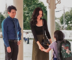 Mẹ mất 7 ngày bố dượng đã đuổi tôi khỏi nhà, 10 năm sau quay lại, tôi bật khóc khi mở cửa ra