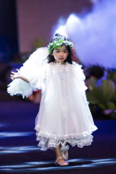 Mới 4 tuổi, con gái Xuân Lan đã vừa xinh vừa giỏi, tự tin nối nghiệp mẹ