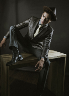 Mỹ nam “Con ma nhà họ Vương” lịch lãm bất ngờ