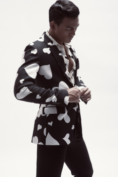 Mỹ nam làng mốt “đốn tim” thiếu nữ với vẻ quyến rũ