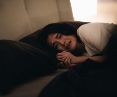 Nằm mơ thấy con trai đang khóc, tôi lái xe đến nhà chồng cũ rồi ngỡ ngàng với cảnh sau cánh cửa