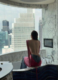 “Nàng Hậu số 1 Vbiz” khoe bóng lưng ai ngắm cũng phải trầm trồ