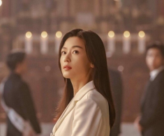 Ngắm style sang và uy quyền của mỹ nhân “tranh cử Tổng thống”, chị em có ngay 4 kiểu áo khoác đơn giản mà đậm chất thượng lưu