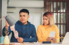 Nghe được cuộc nói chuyện giữa vợ với chị hàng xóm, tôi quyết định đưa hết lương cho bà xã giữ
